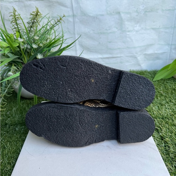 Loeffler Randall Raquel Chelsea Boots
$395.00
Color: Sahara women size 8 - Picture 14 of 14